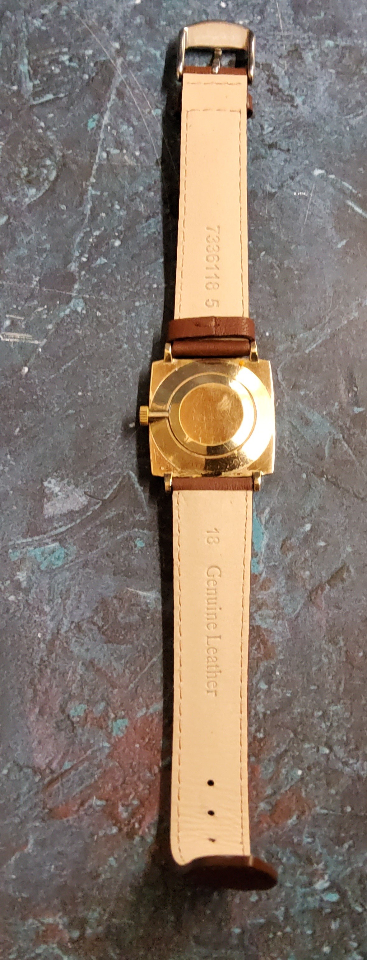 An 9ct gold Accurist waterproof gents watch, Swiss 21 jewel movement, square case, round gold - Image 2 of 2