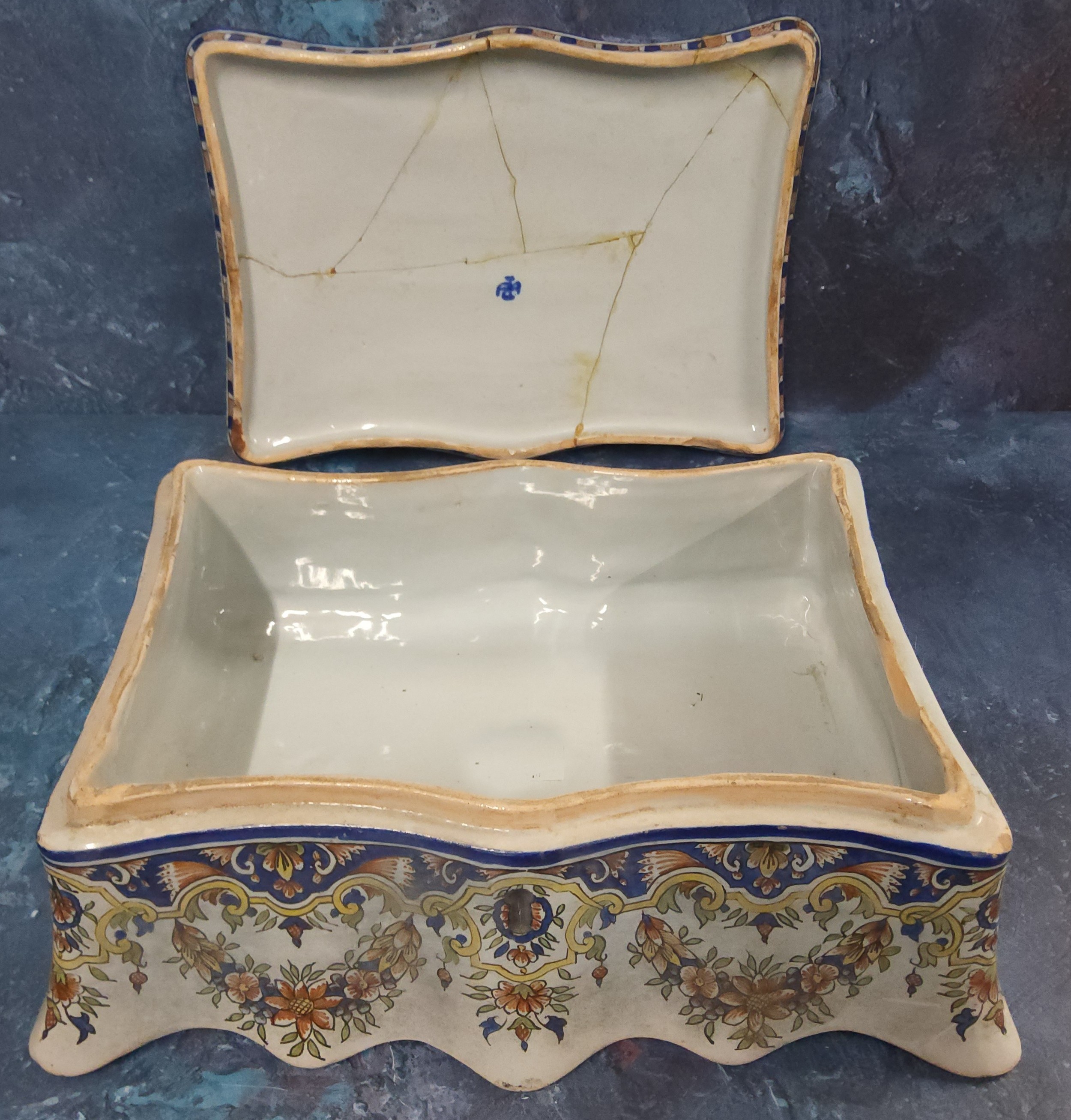 A 19th century Dutch Delft shaped rectangular box and cover, painted with figures in tradition dress - Image 5 of 5