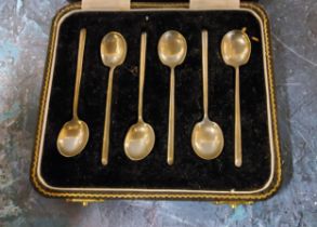 A set of six silver seal top coffee spoons, Sheffield 1939, cased