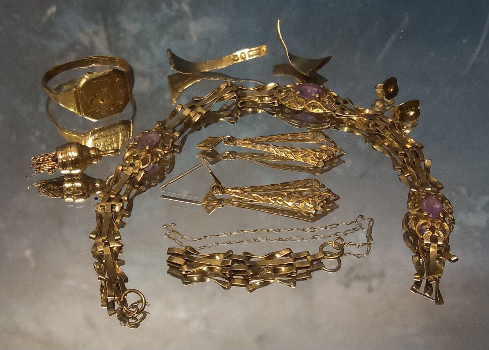 A 9ct gold & amethyst bracelet (broken), 4.78g gross; a 9ct gold signet ring, cut, size Q, 1.86g;