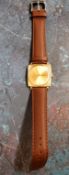 An 9ct gold Accurist waterproof gents watch, Swiss 21 jewel movement, square case, round gold