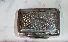 A George IV silver vinaigrette, engraved with stylised foliage, pierced grille, 3cm long, Birmingham