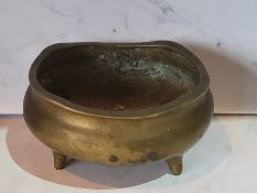 A Chinese bronze censer, 9cm diam, six character mark