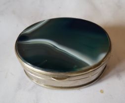 A Victorian oval double sided agate snuff box, 5cm wide, c.1850