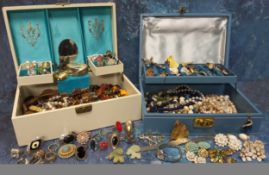 A vintage wooden jewellery box containing a quantity of costume jewellery including stone set rings,