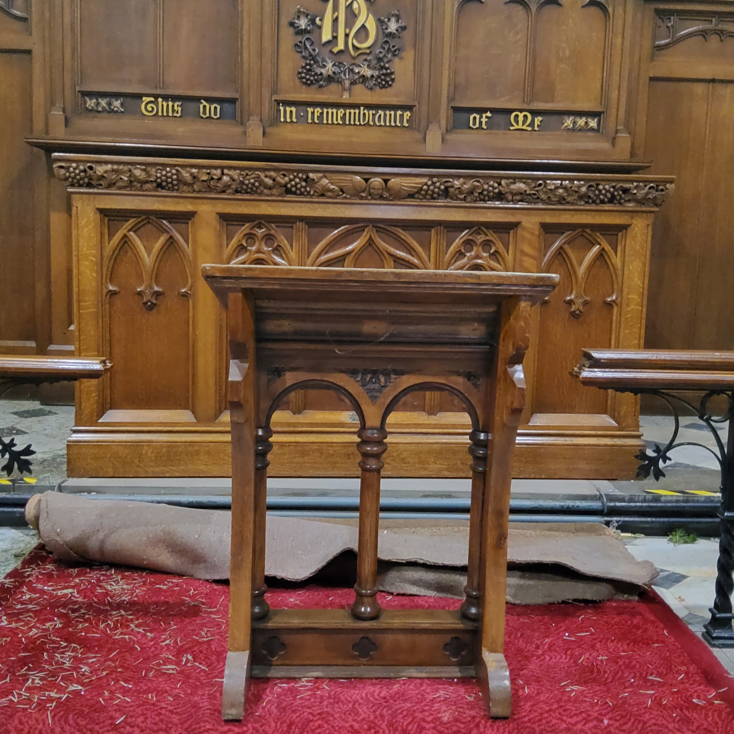 An early 20th century oak lectern c.1900  Important Information Regarding Collection - Please - Image 3 of 3