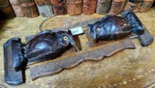 A 19th century Black Forest sliding  book rack, the ends with owls, glass eyes, 30cm wide, c.1900