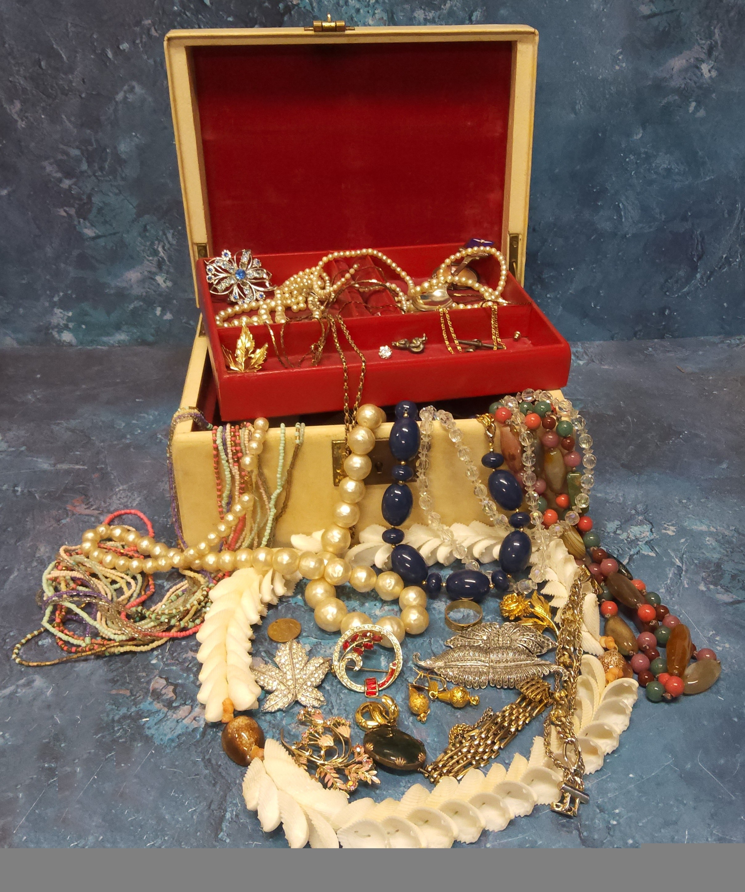 A vintage wooden jewellery box containing costume jewellery including faux pearl & bead necklaces, - Image 2 of 2