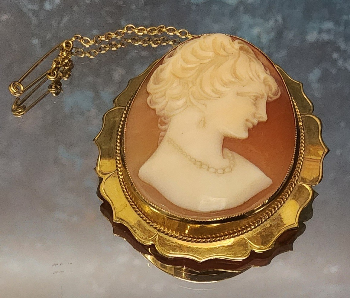 An Aspery & Co. 9ct gold cameo brooch, the cameo depicting an elegant lady, A & Co, Birmingham, 1987