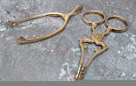 A pair of novelty sugar nips in the form of a wishbone, Horton & Allday, Birmingham, 1906; a pair of