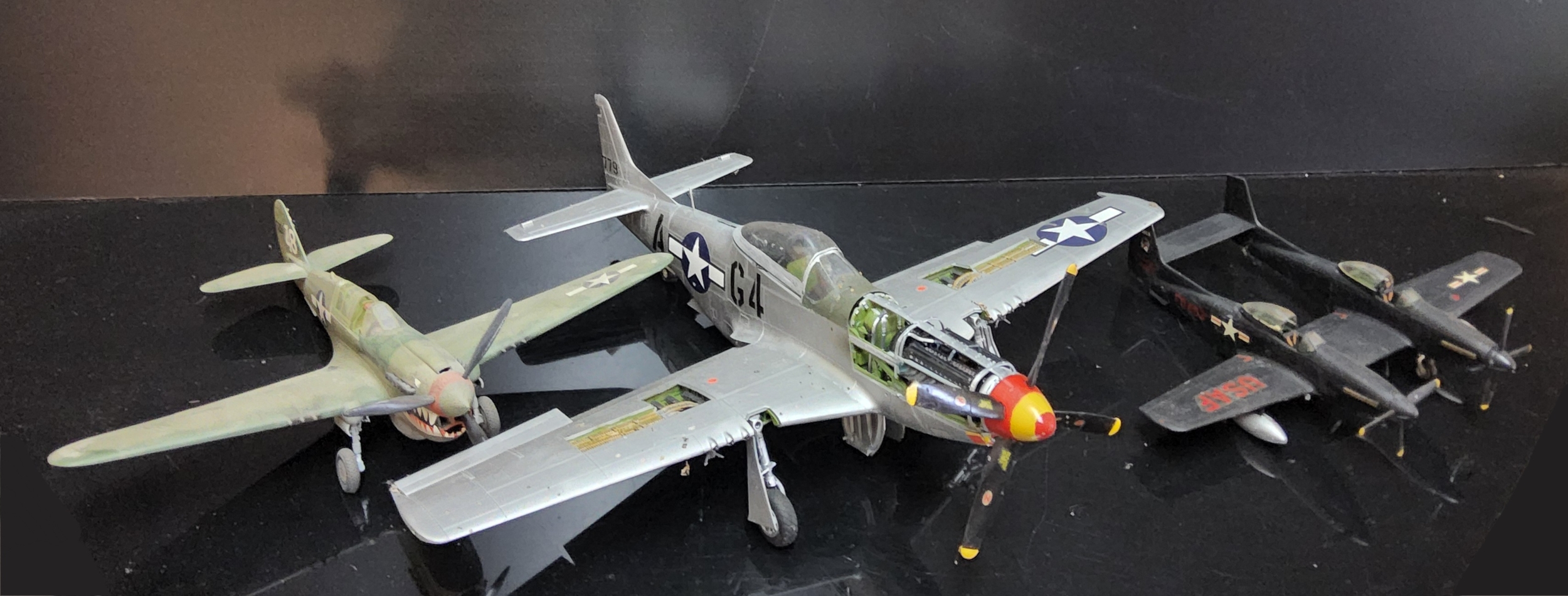 A Quantity of Kit Built American Airforce / Navy Model Aircraft, Mustang P-51d, P40E, F-82E Twin