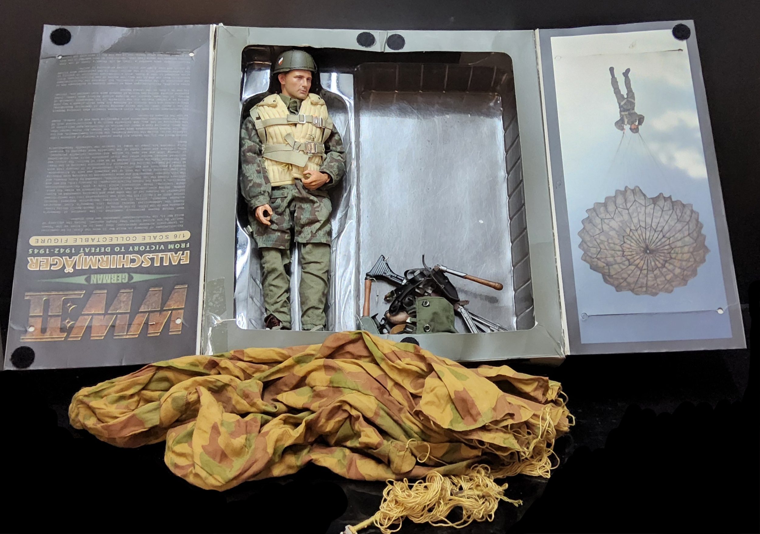 Fallschirmjäger From Victory To Defeat 1942-1945 - Dirk Kluge Boxed 1/6th Scale Action figure. - Image 2 of 2