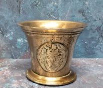 An 18th century bronze bell shaped mortar, applied with crest, skirted base, 10cm high, 13cm diam,