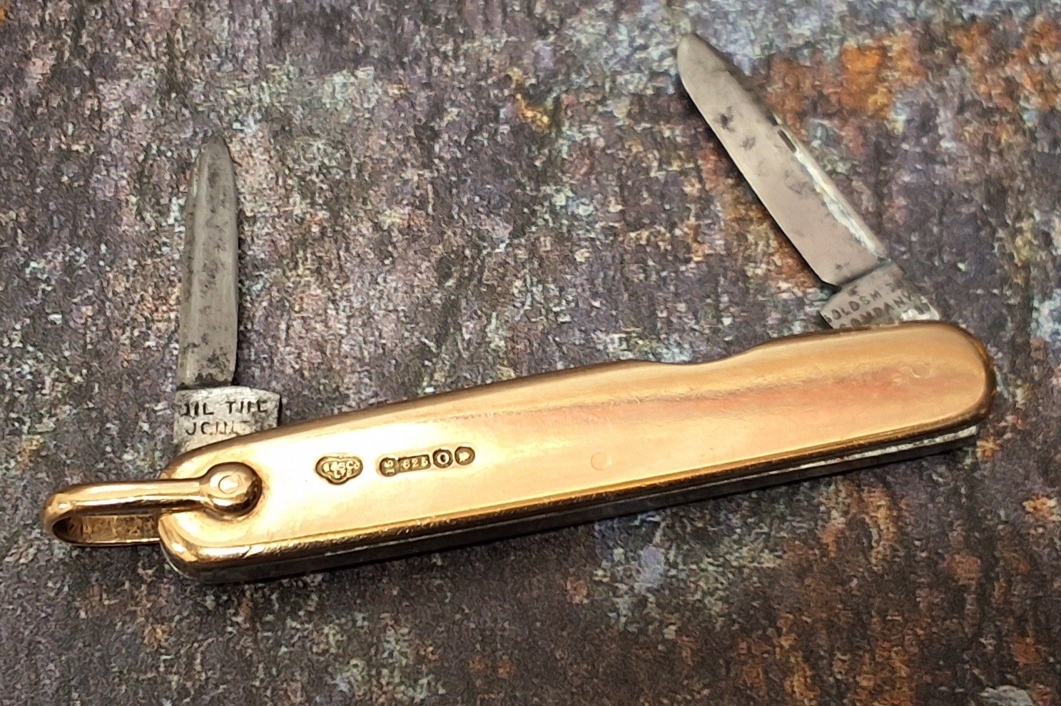 A 15ct gold two blade pocket knife, by Goldsmiths, London, lanyard ring, 6cm closed, 18g gross - Image 3 of 4