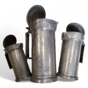 A set of three graduated 19th century French pewter flagons, Double Litre - Demi-Litre,  hinged
