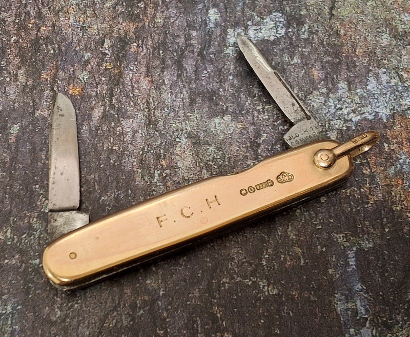 A 15ct gold two blade pocket knife, by Goldsmiths, London, lanyard ring, 6cm closed, 18g gross - Image 2 of 4