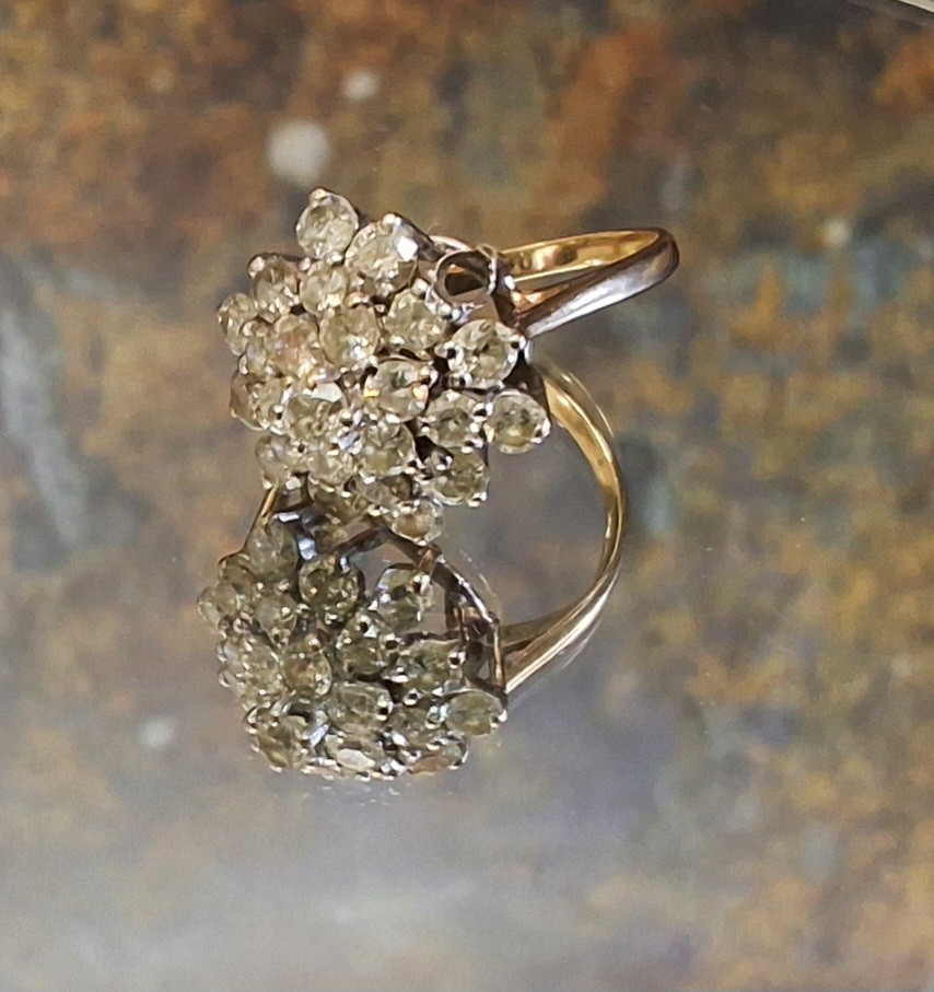 A 9ct gold diamond cluster ring claw set with 24 diamonds (exc. 1 loss), approx. 1.5ct totaal weght,
