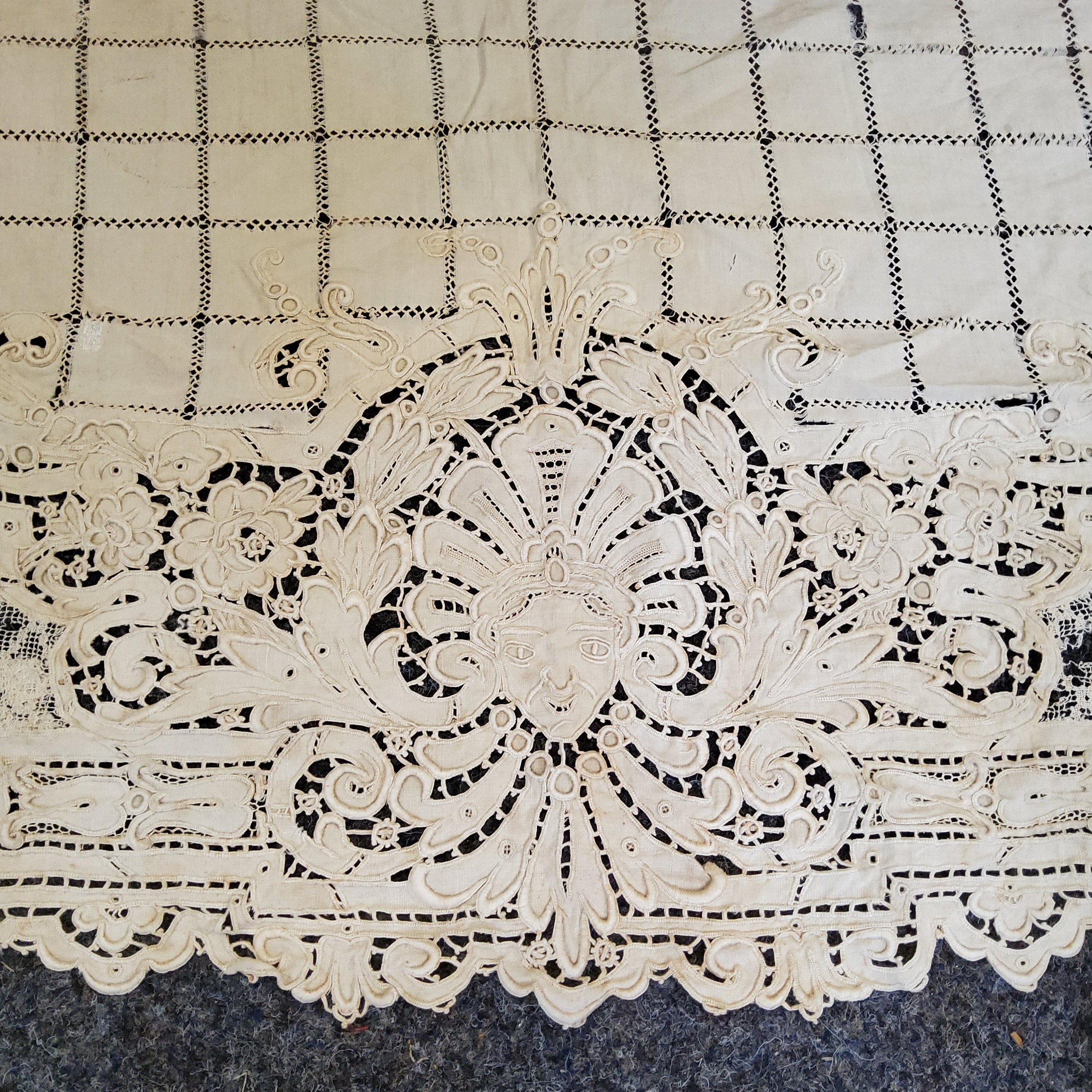 A 19th century French linen & lace textile table runner - Image 2 of 2