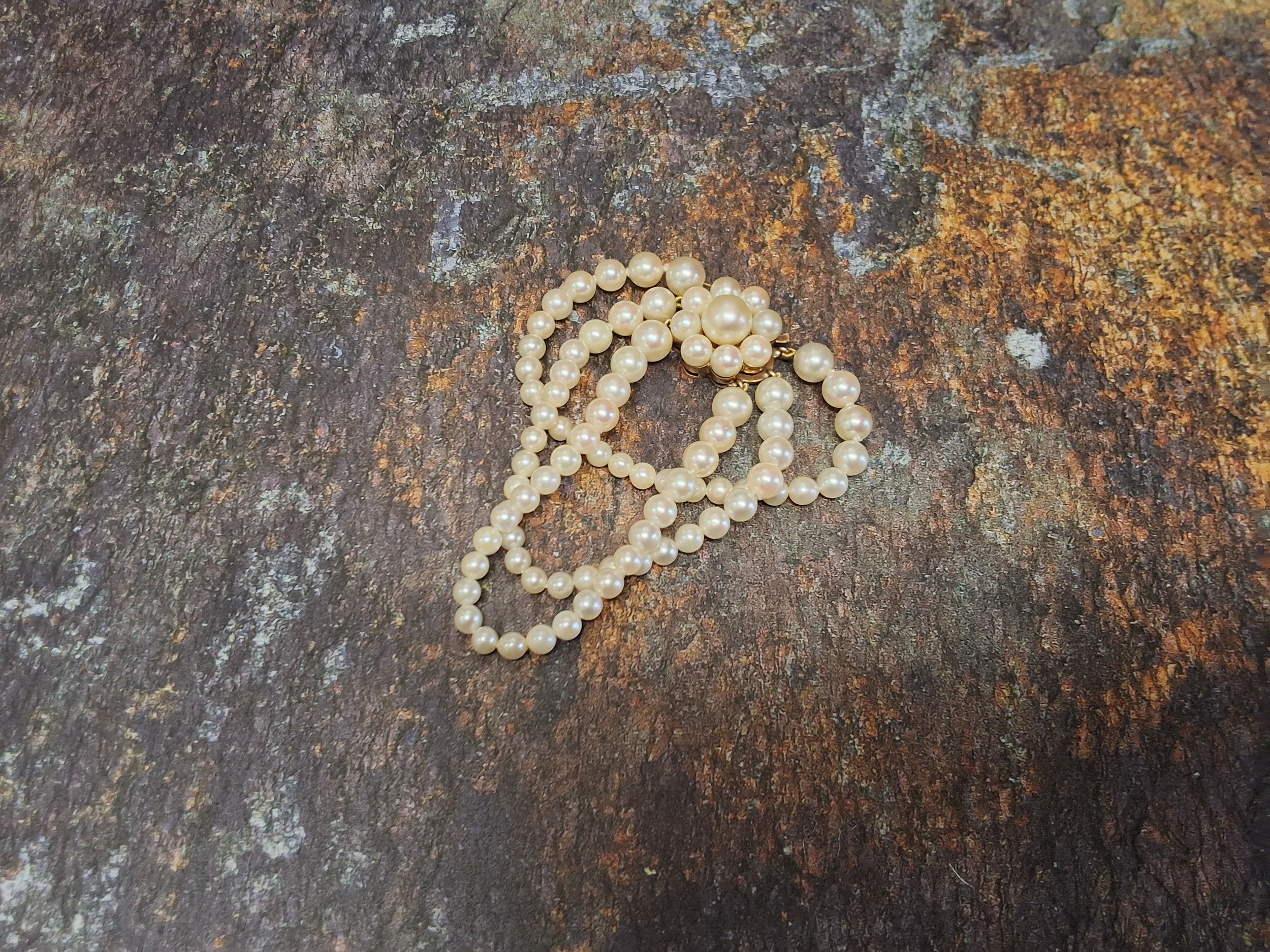 A 9ct gold three stand graduated pearl bracelet, the largest 6.9mm to 4.1mm, the 9ct gold clasp in - Image 3 of 3