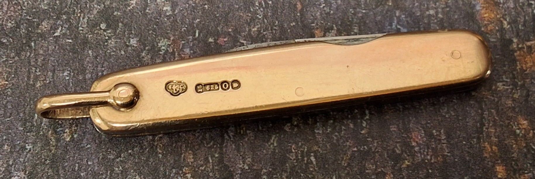 A 15ct gold two blade pocket knife, by Goldsmiths, London, lanyard ring, 6cm closed, 18g gross - Image 4 of 4