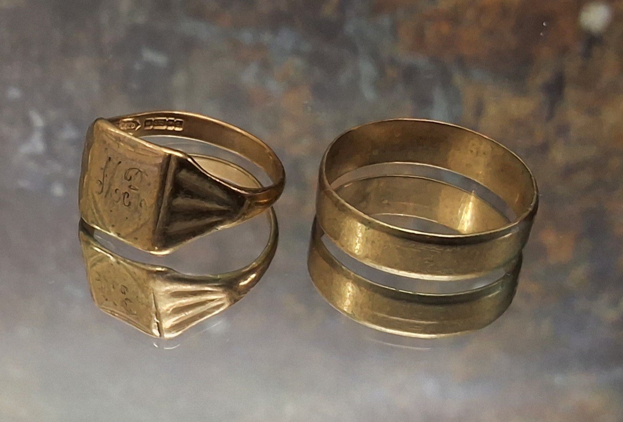 A 9ct gold wedding band, size V, 2.55g; a 9ct gold gents signet ring, monogrammed MR, size U, 3.57g