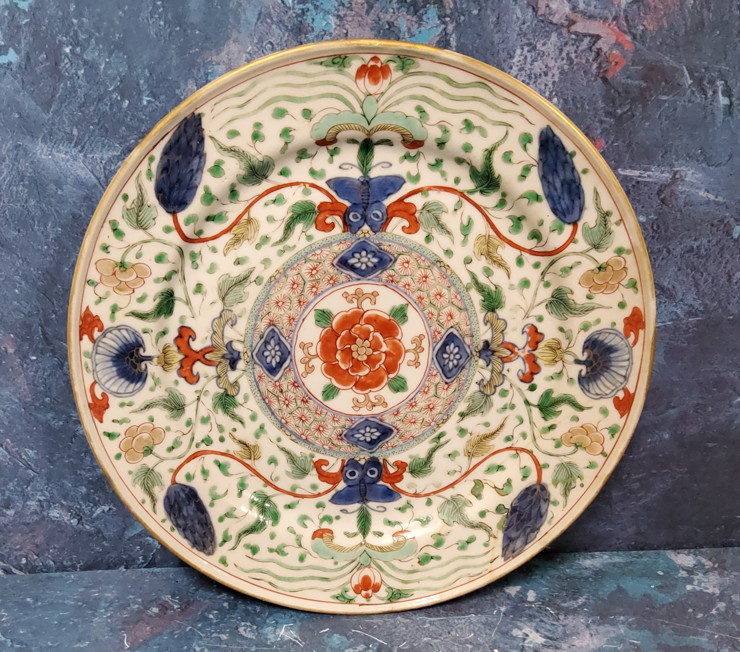 A Chinese Wucai circular plate, decorated in famille verte and cobalt blue, 23cm diam, Kangxi,c.1720