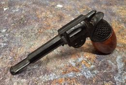 An early 20th century novelty pipe, as a revolver, 13cm long