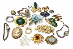Vintage costume jewellery including gilt metal examples, stone set brooches; a gilt metal brooch