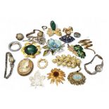 Vintage costume jewellery including gilt metal examples, stone set brooches; a gilt metal brooch