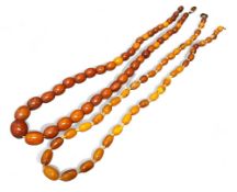 A butterscotch Amber graduated oval bead necklace, the largest measuring 14.9mm x 13.1mm each 20.