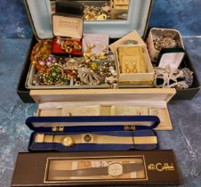 Costume jewellery - a vintage jewellery box containing vintage brooches, earrings, bracelets etc.