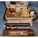 Costume jewellery - a vintage jewellery box containing vintage brooches, earrings, bracelets etc.
