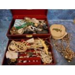 Costume jewellery - a vintage jewellery box containing costume jewellery including vintage brooches,