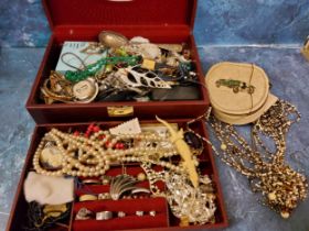 Costume jewellery - a vintage jewellery box containing costume jewellery including vintage brooches,