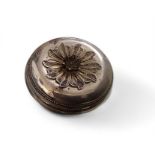 A silver circular trinket box, the cover with filigree flower, 5.5cm diam, London 1986