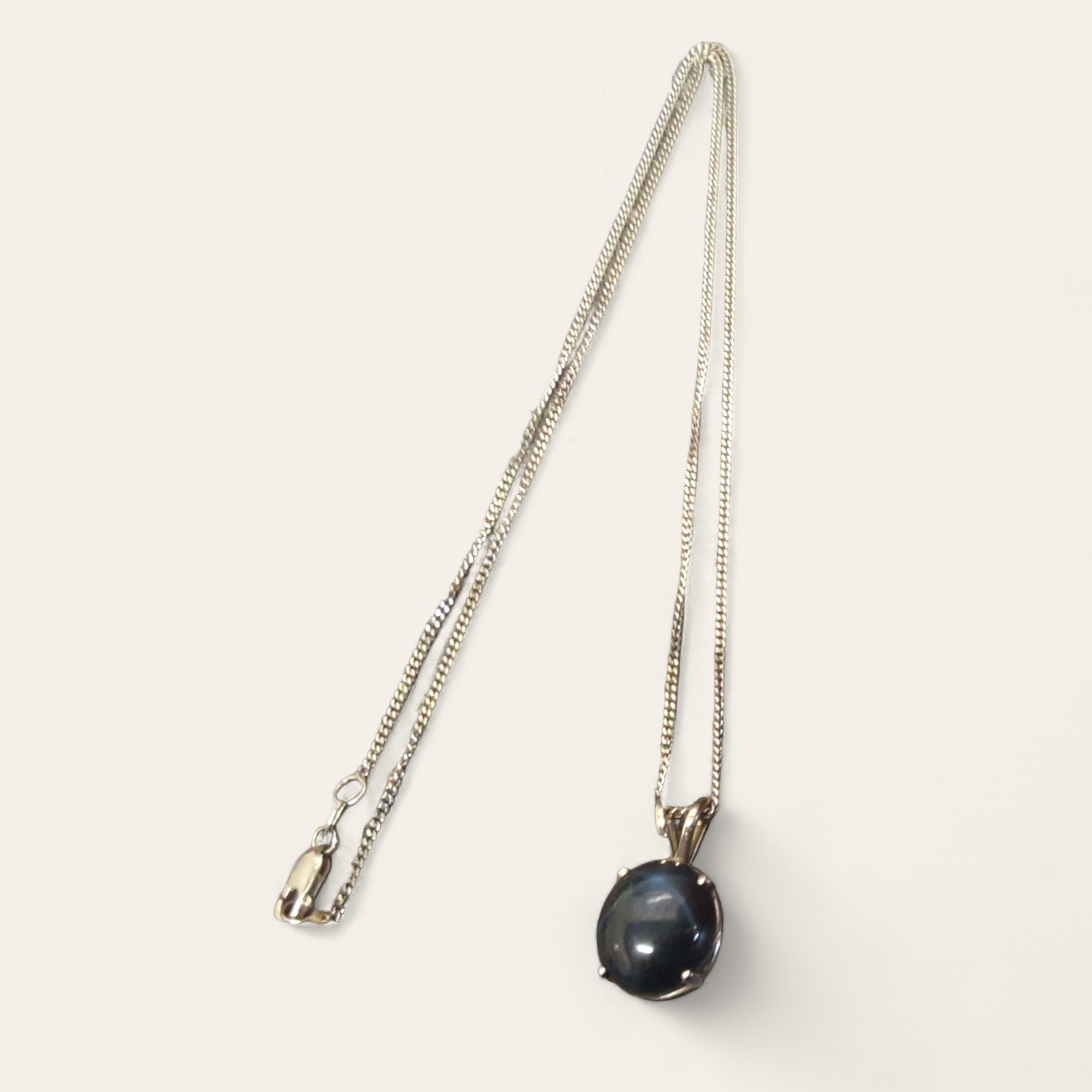 A 9ct white gold pendant claw set with a Sri Lankan Blue Star Sapphire, approx. 12.7mm x 11.5mm, a - Bild 2 aus 2