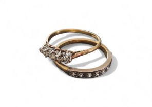 An 18ct gold & diamond ring, claw set with five graduating round diamonds, size S, 2.06g gross; an