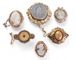 A 9ct rose gold mounted cameo brooch, the cameo depicting an elegant lady, stamped 9ct, 30 x 25mm; a