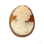 A Neapolitan 9ct rose gold mounted cameo brooch/pendant, the cameo depicting an elegant lady, approx