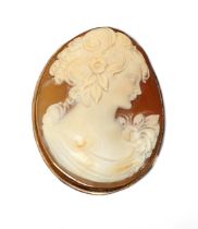 A Neapolitan 9ct rose gold mounted cameo brooch/pendant, the cameo depicting an elegant lady, approx