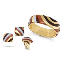 ANGELA CUMMINGS FOR TIFFANY & CO., AN AGATE BANGLE, EARRINGS AND RING SUITE, 1981 in 18ct yellow ...