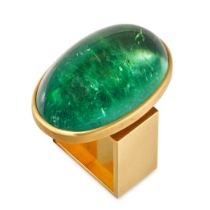 A GREEN TOURMALINE RING in 18ct yellow gold, set with an oval cabochon green tourmaline on a squa...