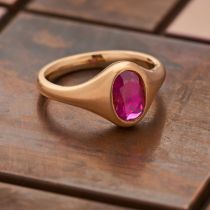 NO RESERVE - AN UNHEATED RUBY GYPSY RING in yellow gold, set with an oval cut ruby of 1.17 carats...