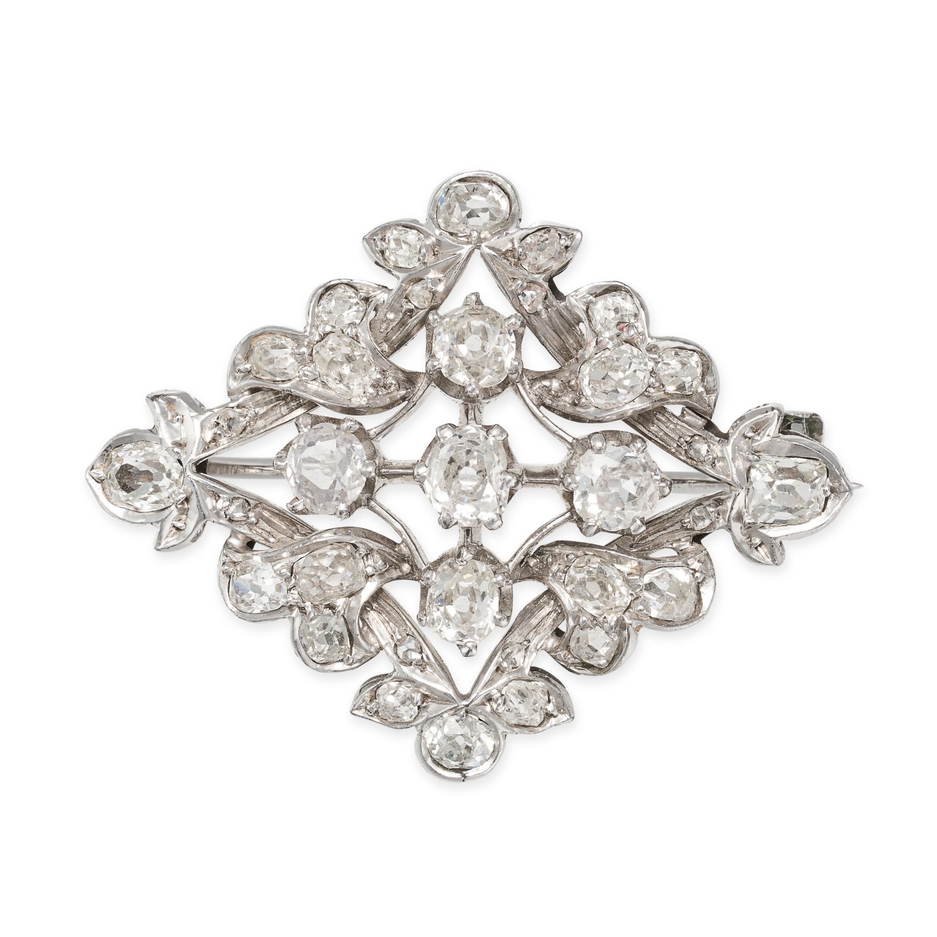 AN ANTIQUE DIAMOND BROOCH in white gold, the openwork lozenge shaped brooch set throughout with o...