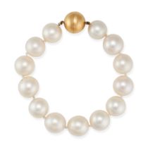 A PEARL BRACELET in yellow gold, comprising a row of pearls of 13.5mm, magnetic ball clasp, no as...