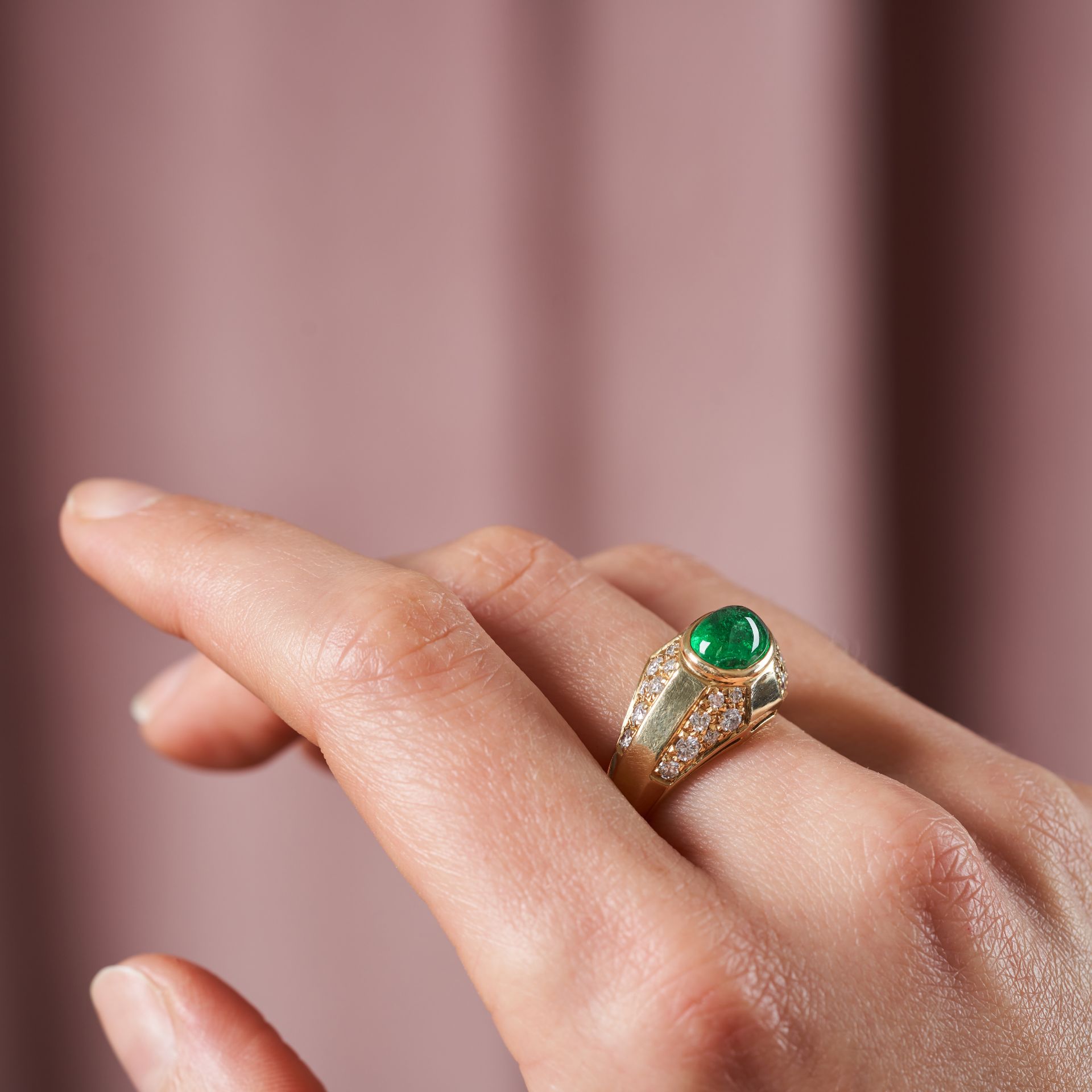 BULGARI, AN EMERALD AND DIAMOND RING in 18ct yellow gold, set with an oval cabochon emerald accen... - Bild 3 aus 3