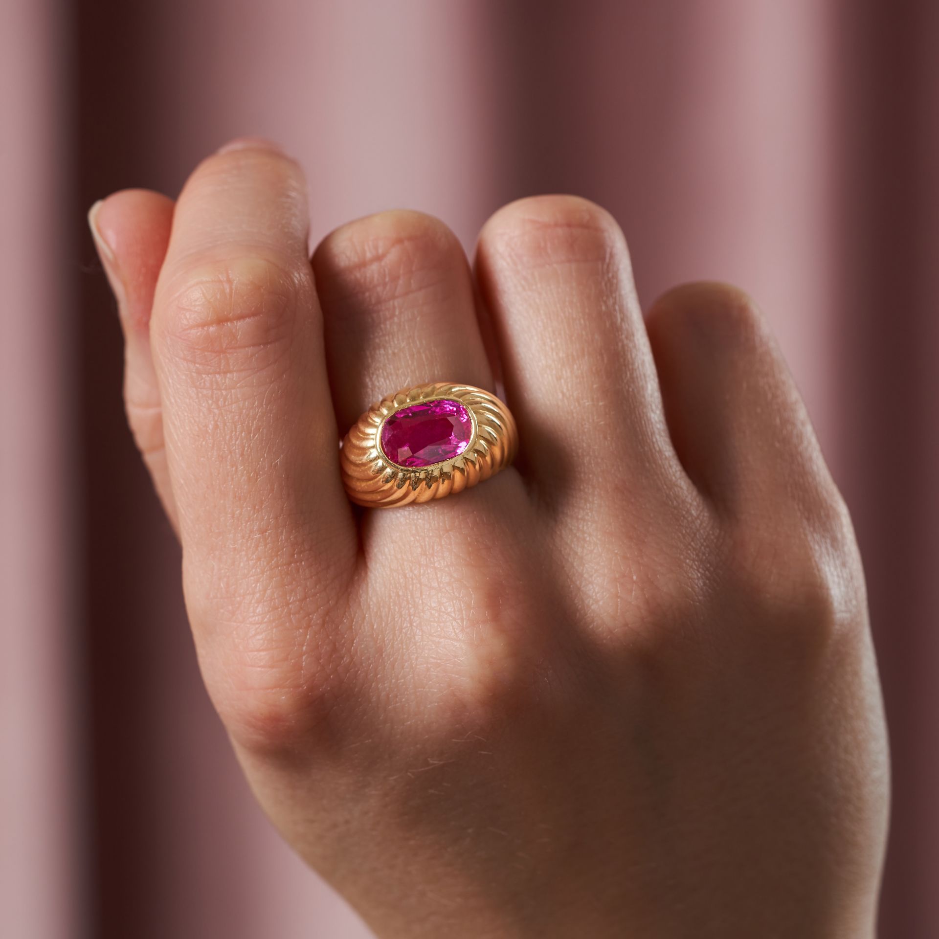 CARTIER, AN UNHEATED RUBY RING in 18ct yellow gold and platinum, the fluted ring set with an oval... - Bild 3 aus 3