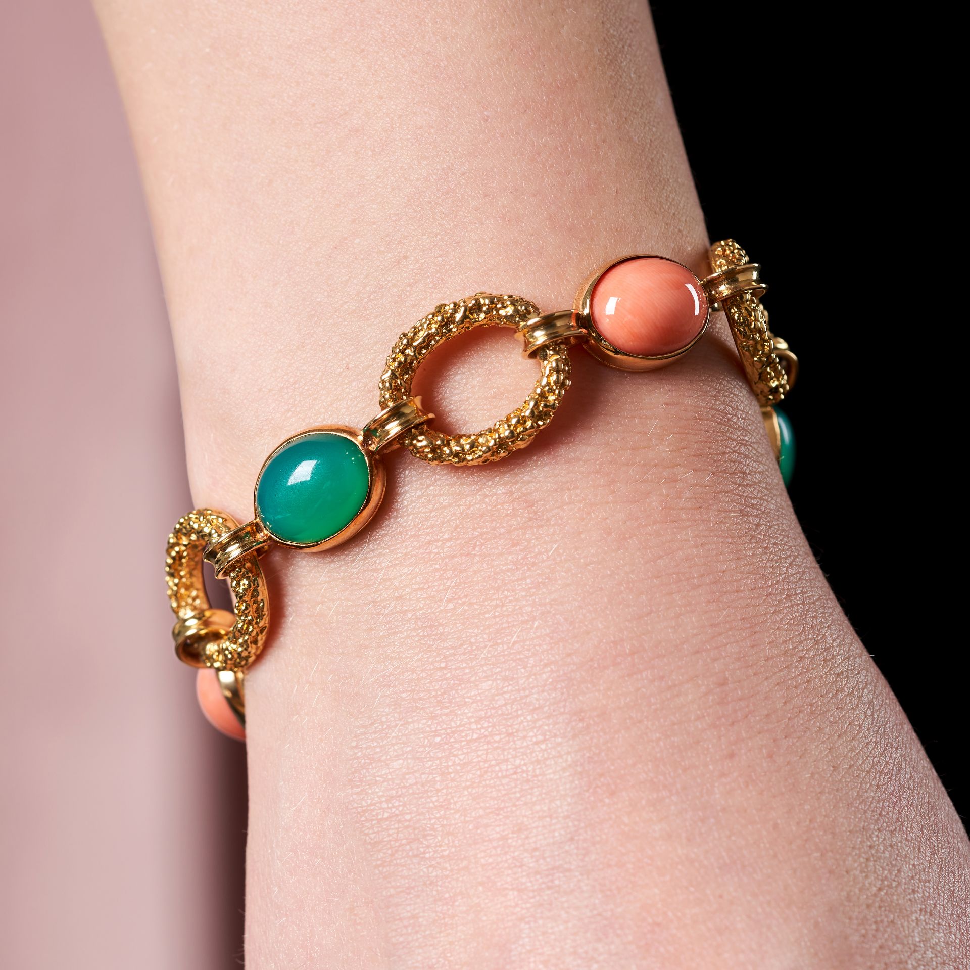 VAN CLEEF & ARPELS, A VINTAGE CORAL AND CHRYSOPRASE BRACELET in 18ct yellow gold, comprising a ro... - Image 2 of 2