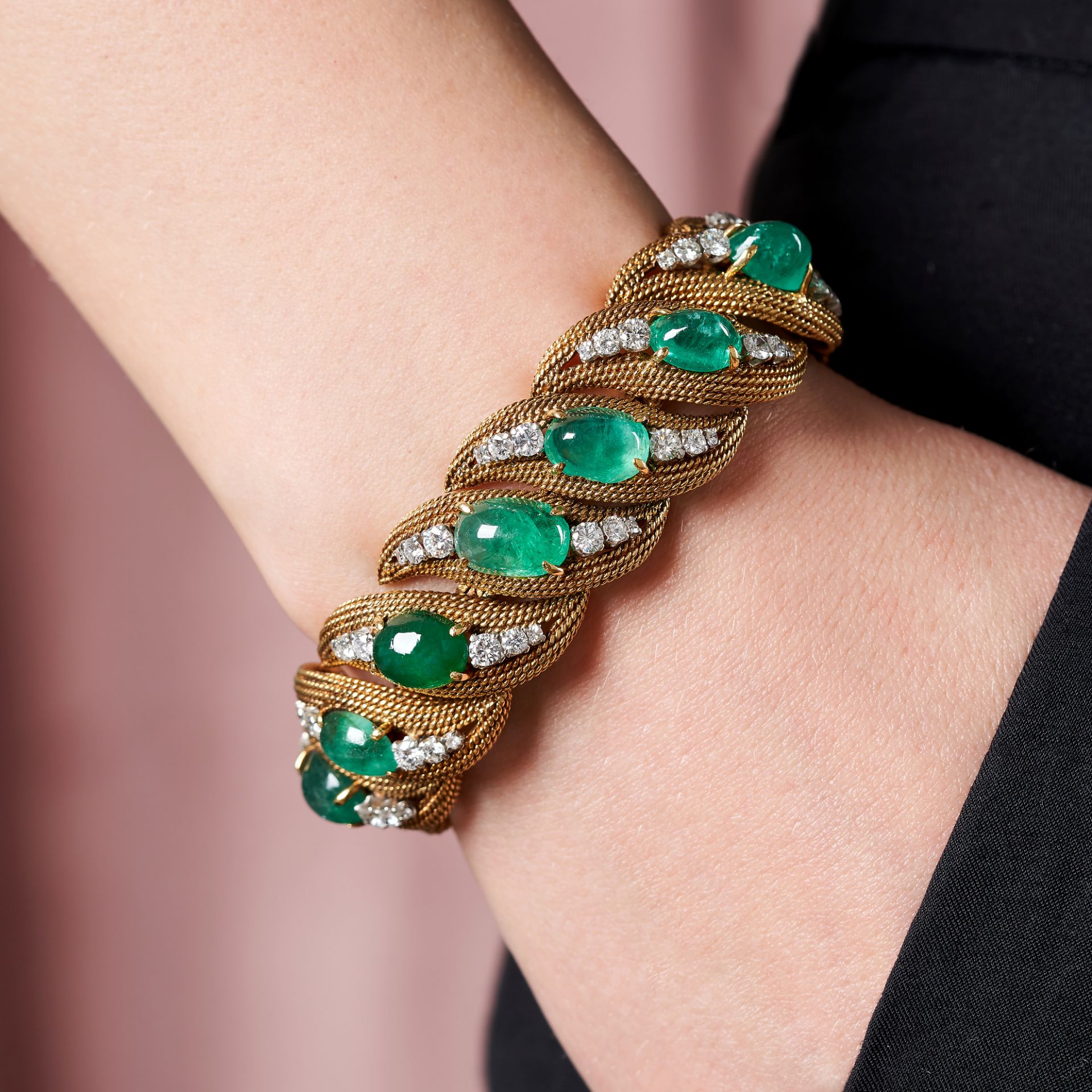DAVID WEBB, AN EMERALD AND DIAMOND BRACELET in 18ct yellow gold and platinum, comprising a row of... - Bild 2 aus 2