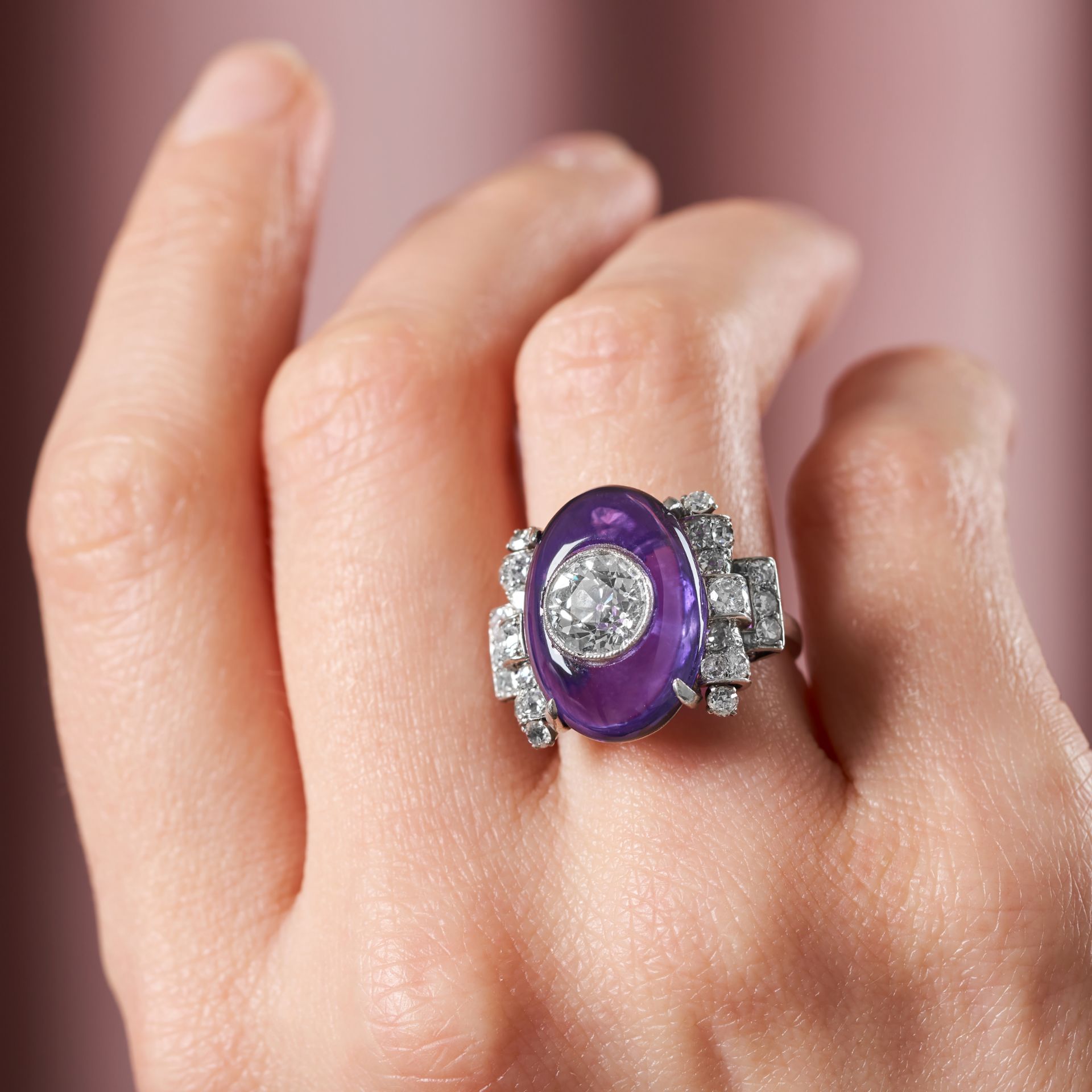 A FINE ART DECO AMETHYST AND DIAMOND RING in platinum, set with an oval cabochon amethyst inlaid ... - Bild 2 aus 2